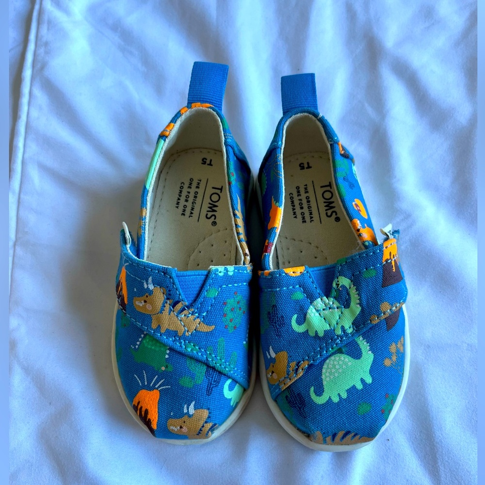 Worn twice size 5T Toms